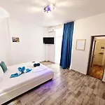 Апартаменти Efo Near The